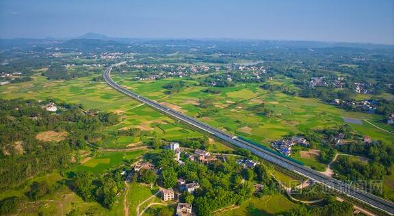 南宁至湛江高速公路广西段建成通车